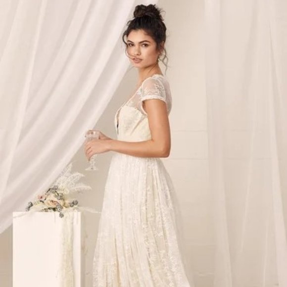 Elegant Lace Ivory Dress - Picture 3 of 6